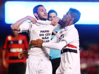 Gabriel Boschilia comemora ao abrir o placar contra o Flamengo no primeiro jogo da final da Copa do Brasil sub-17