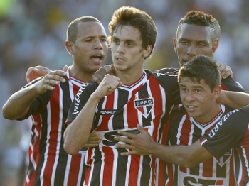 Autor do primeiro gol do jogo, Rodrigo Caio (no meio) comemora com os companheiros Autor do primeiro gol do jogo, Rodrigo Caio (no meio) comemora com os companheiros
