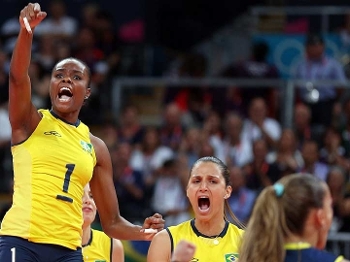 Fabiana comemora ponto do Brasil na final contra os EUA Fabiana comemora ponto do Brasil na final contra os EUA