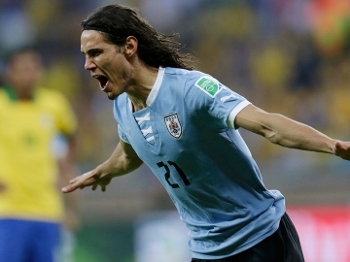 Cavani comemora gol contra o Brasil