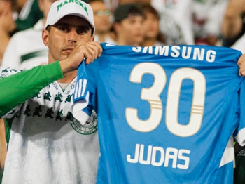 Torcedor do Palmeiras exibe camisa Judas, em referência a Kleber, do Grêmio