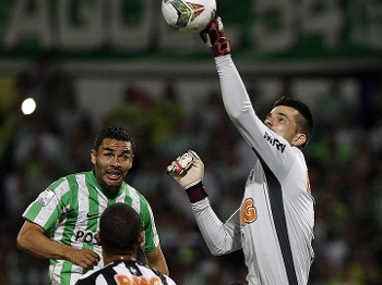 Victor sai do gol em Atlético Nacional e Atlético cercado de perto de Najera