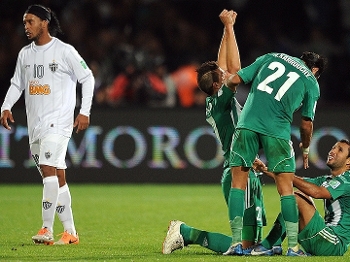 Festa de um lado, tristeza de outro: enquanto jogadores do Raja comemoram, Ronaldinho lamenta gol do time marroquino