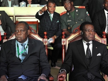 Copa Africana Sorteio Teodoro À Dir. Obiang Nguema Presidente Guiné Equatorial Issa Hayatou Pres da CAF 03/12/14 Copa Africana Sorteio Teodoro À Dir. Obiang Nguema Presidente Guiné Equatorial Issa Hayatou Pres da CAF 03/12/14