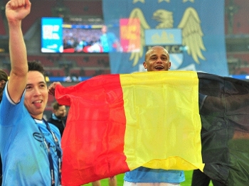 Capitão do Manchester City, Kompany segura a bandeira da Bélgica ao lado francês Nasri Capitão do Manchester City, Kompany segura a bandeira da Bélgica ao lado francês Nasri