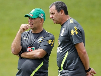 Técnico Márcio de Oliveira (de boné) durante treino da seleção feminina Técnico Márcio de Oliveira (de boné) durante treino da seleção feminina