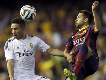 Carvajal e Alba disputam bola no clássico Carvajal e Alba disputam bola no clássico