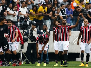 Edson Silva e seus companheiros comemoram o segundo gol tricolor Edson Silva e seus companheiros comemoram o segundo gol tricolor