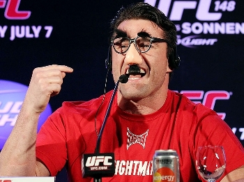 Chael Sonnen usou máscara durante entrevista coletiva no Rio Chael Sonnen usou máscara durante entrevista coletiva no Rio
