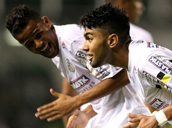 Geuvânio e Gabriel, autores de gols do Santos na vitória sobre a Ponte 