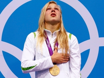 Ruta Meilutyte não conteve a emoção no pódio