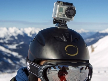 Esquiador usa câmera GoPro acoplada ao capacete Esquiador usa câmera GoPro acoplada ao capacete