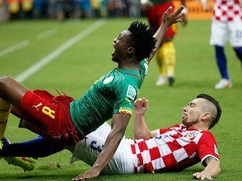 Moukandjo sofre falta de Pranjic durante a partida