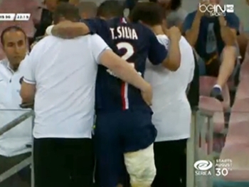 Thiago Silva sai de campo com a coxa bastante enfaixada Thiago Silva sai de campo com a coxa bastante enfaixada