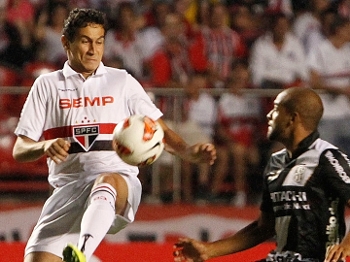 Ganso disputa a bola no primeiro tempo da partida Ganso disputa a bola no primeiro tempo da partida