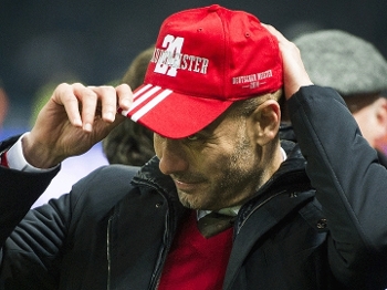 Pep Guardiola não levou banho de cerveja após conquista do título alemão Pep Guardiola não levou banho de cerveja após conquista do título alemão