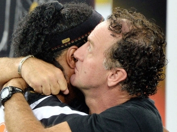 Cuca abraça Ronaldinho depois da conquista da Libertadores Cuca abraça Ronaldinho depois da conquista da Libertadores