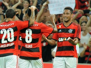Jogadores do Flamengo comemoram o segundo gol de Hernane no Maracanã Jogadores do Flamengo comemoram o segundo gol de Hernane no Maracanã