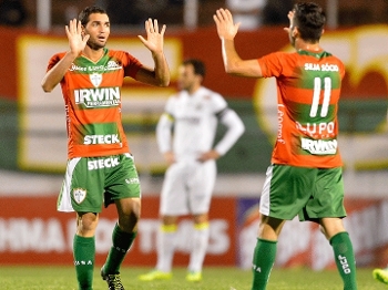 Gilberto (esquerda) marcou dois gols na vitória da Portuguesa por 3 a 0 contra o Santos Gilberto (esquerda) marcou dois gols na vitória da Portuguesa por 3 a 0 contra o Santos
