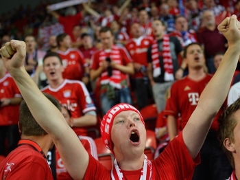 A torcida do Bayern de Munique é maioria em Praga