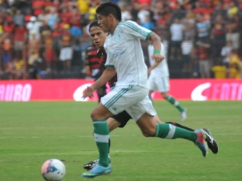 A chuva dificultou muito a vida de jogadores velozes e habilidosos como Leandro, do Palmeiras