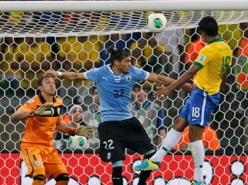 Paulinho cabeceia para decretar a vitória do Brasil Paulinho cabeceia para decretar a vitória do Brasil