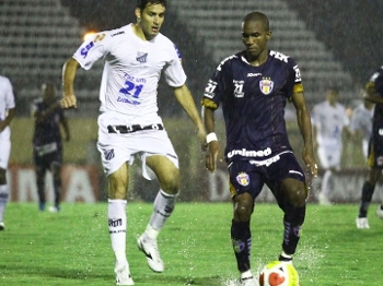 Frontini(E), jogador argentino do Bragantino; e Paulão, do Grêmio-SP, durante partida válida pela décima oitava rodada do Campeonato Paulista 2010. Frontini(E), jogador argentino do Bragantino; e Paulão, do Grêmio-SP, durante partida válida pela décima oitava rodada do Campeonato Paulista 2010.