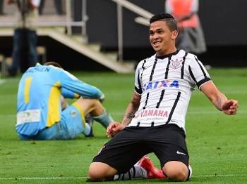 Corinthians sofre contra 'pai humilde', mas desencanta no fim e vence jogo festivo