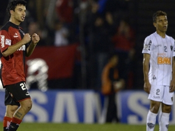 Ignácio Scocco comemora à frente de Marcos Rocha: Newell's em boa vantagem