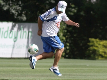 Kleina brinca com a bola durante treino do Palmeiras na Academia