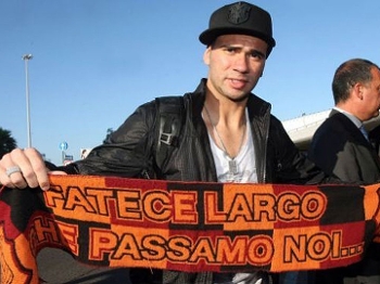 Leandro Castán posa com cachecol da Roma