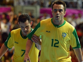 Falcão (à frente de Vinícius) jogou com o olho direito sem piscar devido uma paralisia facial Falcão (à frente de Vinícius) jogou com o olho direito sem piscar devido uma paralisia facial