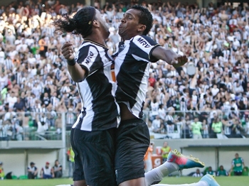 Ronaldinho e Jô comemoram o gol que abriu o placar para o Atlético-MG no primeiro jogo da final contra o Cruzeiro Ronaldinho e Jô comemoram o gol que abriu o placar para o Atlético-MG no primeiro jogo da final contra o Cruzeiro