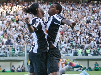 Ronaldinho e Jô comemoram o gol que abriu o placar para o Atlético-MG no primeiro jogo da final contra o Cruzeiro