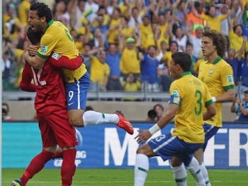 Companheiros vibraram com defesa de Júlio César Companheiros vibraram com defesa de Júlio César