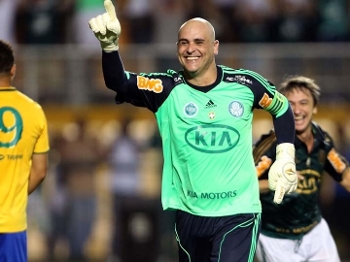 Marcos comemora gol no jogo da sua despedida Marcos comemora gol no jogo da sua despedida