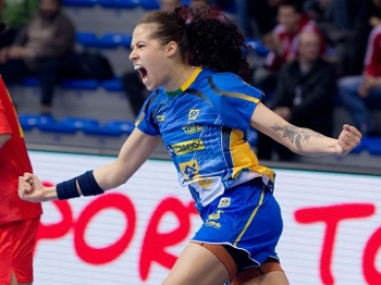 Fernanda comemora gol do Brasil sobre a China, pelo Mundial de handebol