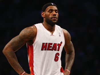 LeBron passou dos 22 mil pontos, foi cestinah da aprtida, mas foi excluído e viu Heat perder LeBron passou dos 22 mil pontos, foi cestinah da aprtida, mas foi excluído e viu Heat perder