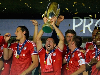 Ribéry ergue a taça de campeão do Bayern de Munique