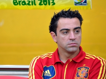 Com semblante sério, Xavi observa movimentação no campo do Maracanã