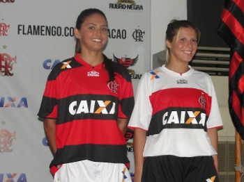 Modelos demonstram a nova camisa do Flamengo já com o logo da Caixa Econômica Federal Modelos demonstram a nova camisa do Flamengo já com o logo da Caixa Econômica Federal
