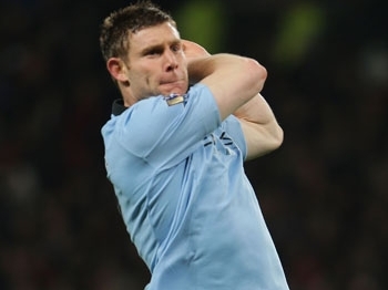Milner abriu o placar em Old Trafford e comemorou com uma tacada de golfe