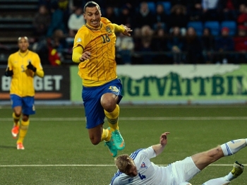 Ibrahimovic deu passe para o primeiro gol e fez o segundo contra as Ilhas Faroe