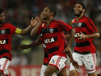 Léo Moura e Wallace comemoram o gol de Elias, ao centro: emoção no Maracanã