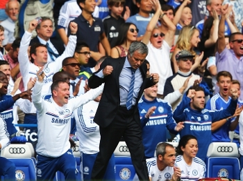 Com a torcida ao fundo, Mourinho comemora gol do Chelsea contra o Hull Com a torcida ao fundo, Mourinho comemora gol do Chelsea contra o Hull