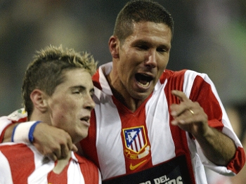 Simeone e Fernando Torres com a camisa do Atlético de Madri em 2004