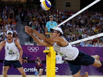 Emanuel se esforça e salva bola na final do vôlei de praia masculino