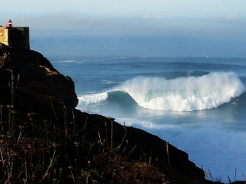 Onda gigante na Vila de Nazaré Onda gigante na Vila de Nazaré