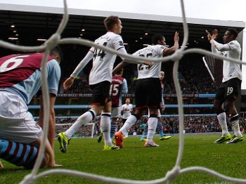 Welbeck comemora um de seus dois gols diante do Aston Villa neste domingo