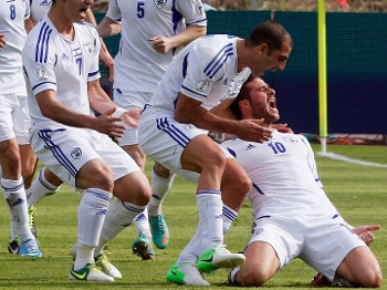 Hemed comemora um dos gols de Israel sobre Portugal nas eliminatórias